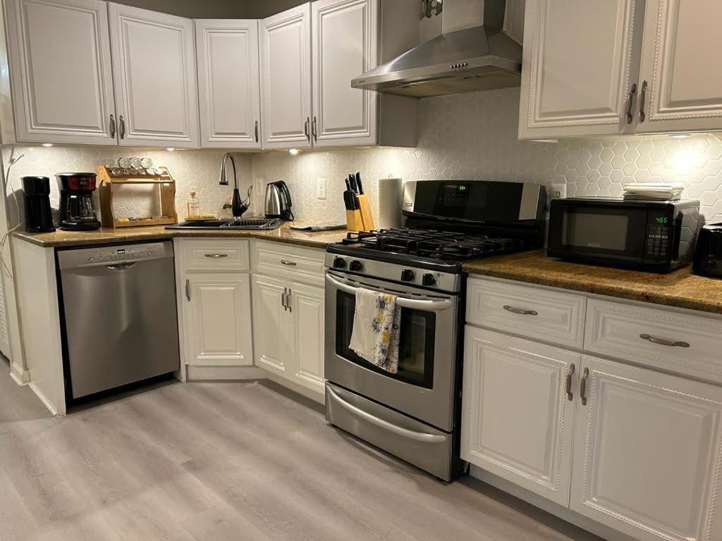 Luxury Apartments 5Queenbed - 20 Min Away Manhattan Джърси Сити Екстериор снимка